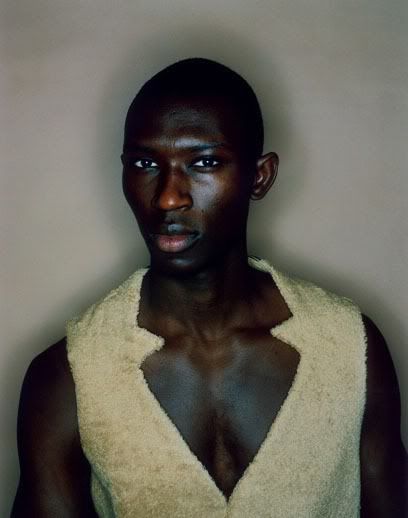 'About Skin' reúne trabalhos do fotografo Mustafa Sabbagh