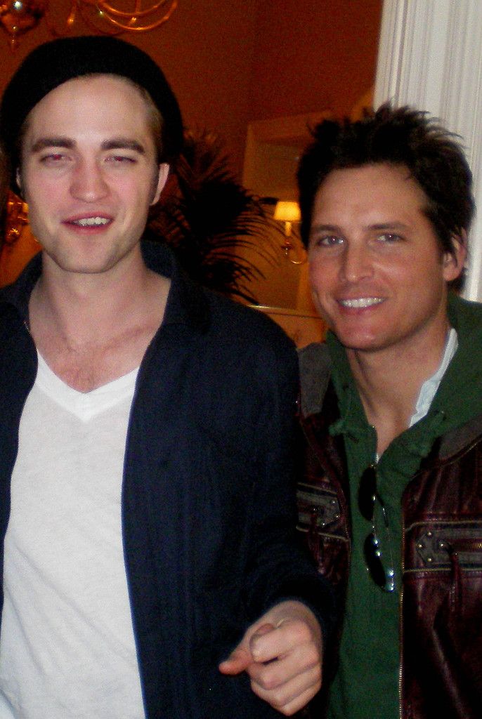 peter facinelli and robert pattinson. Rob[ert Pattinson] has more