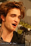 photo RobertPattinsonComicConSmall49.jpg