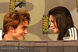 photo RobertPattinsonComicConSmall63.jpg