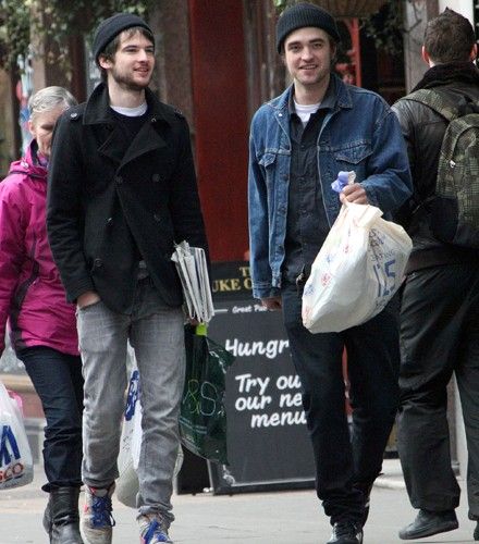 http://i581.photobucket.com/albums/ss259/RobsessedBLOG/Feb%206th%202010%20London/RobertPattinson-TomSturridge.jpg