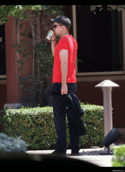 photo RobDrinkGif.gif
