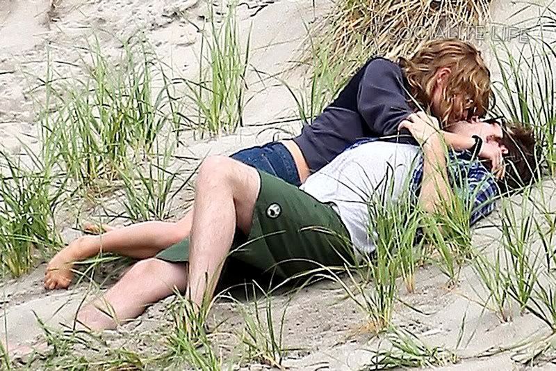robert pattinson kristen stewart kissing real life. Robert Pattinson and Emilie de